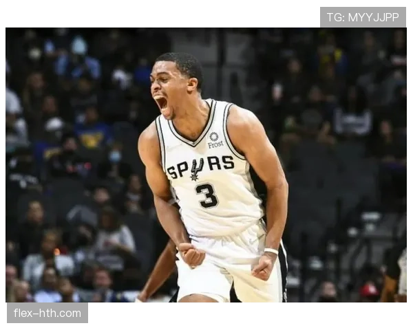 约翰逊赛季表现抢眼 马刺铁人精神引领新风尚