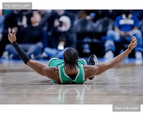 杰伦·布朗无球跑动效率提升，拉开侧翼进攻空间