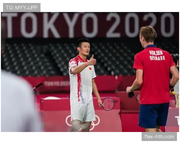 刚看到谌龙出街照，外表朴素随手一件配饰比我一个月房租还贵