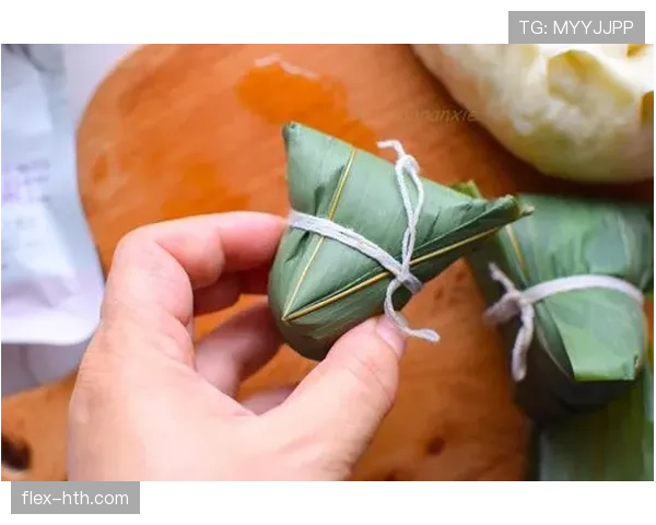 看余依婷晒早餐，咖啡杯都比我月薪贵，蹲在屏幕前默默吃泡面