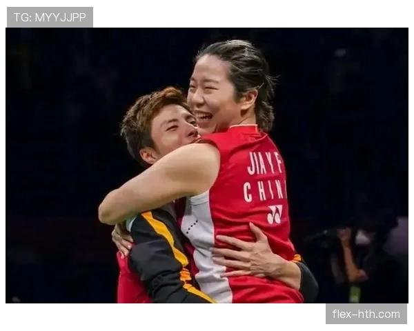 贾一凡拎菜跟街坊唠嗑，手上的那块表把我震住了